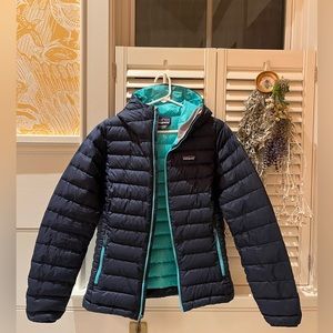 Patagonia women’s down hoody in navy blue size medium